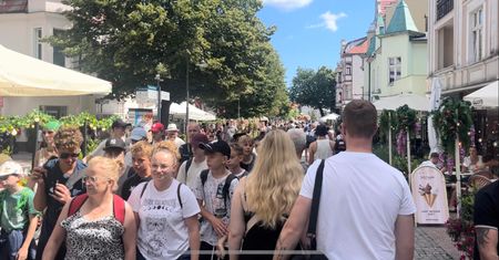 Oblężenie polskiego kurortu. Rzeka ludzi na deptaku