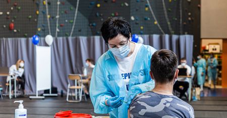 Oni napędzają akcję szczepień w Polsce. Nowe dane pokazują, kto szczepi się na potęgę