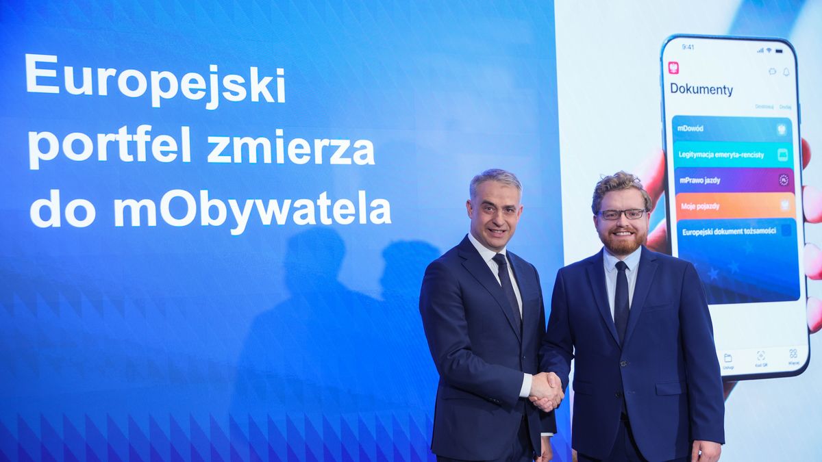 Warszawa, 04.03.2026. Wicepremier, minister cyfryzacji Krzysztof Gawkowski (L) i wiceminister cyfryzacji Dariusz Standerski (P) podczas konferencji prasowej "Rozwijamy mObywatela - Europejski portfel tożsamości cyfrowej", 4 bm. w Ministerstwie Cyfryzacji w Warszawie. (sko) PAP/Leszek Szymański