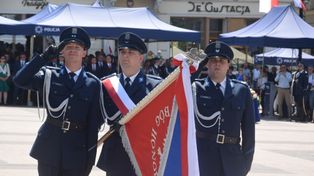 Rybnik: Wojewódzkie obchody święta policji. Był uroczysty apel z awansami, odznaczenia, nadaniem sztandaru. ZDJĘCIA