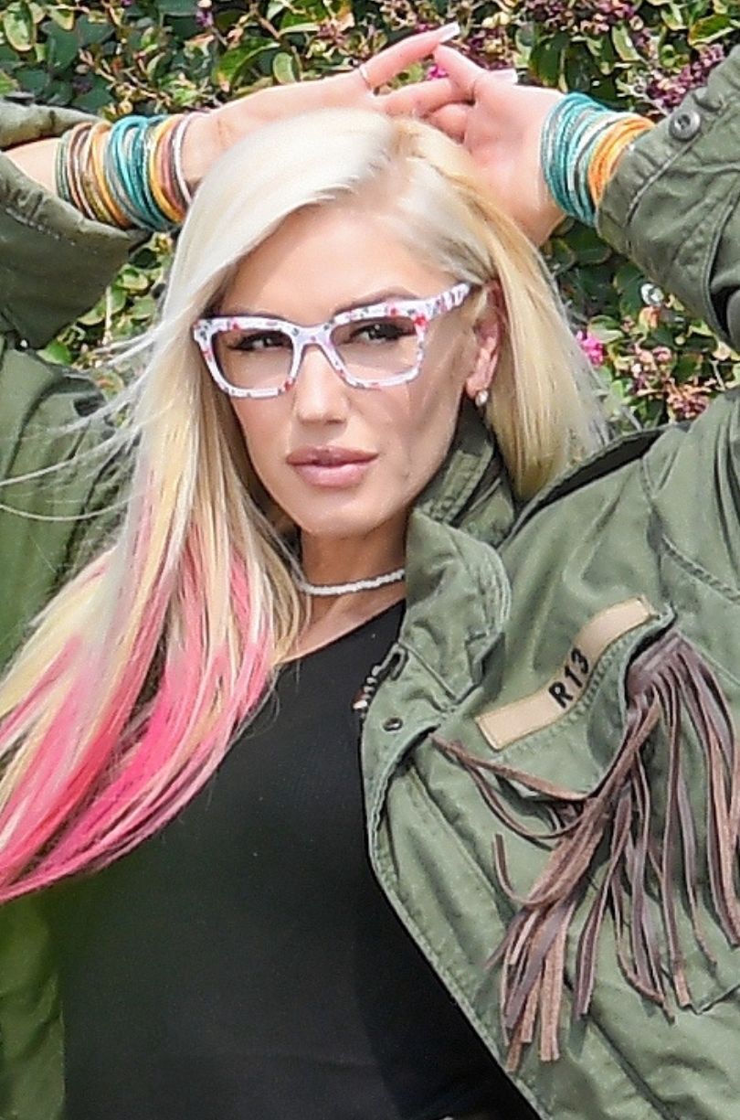 Młodzieżowa Gwen Stefani wygina się podczas sesji zdjęciowej w Calabasas