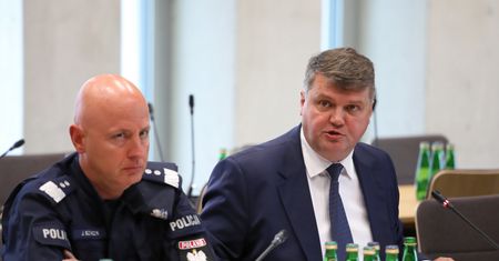 Afera ze śmigłowcem. Prokuratura wzywa Wąsika i Szymczyka