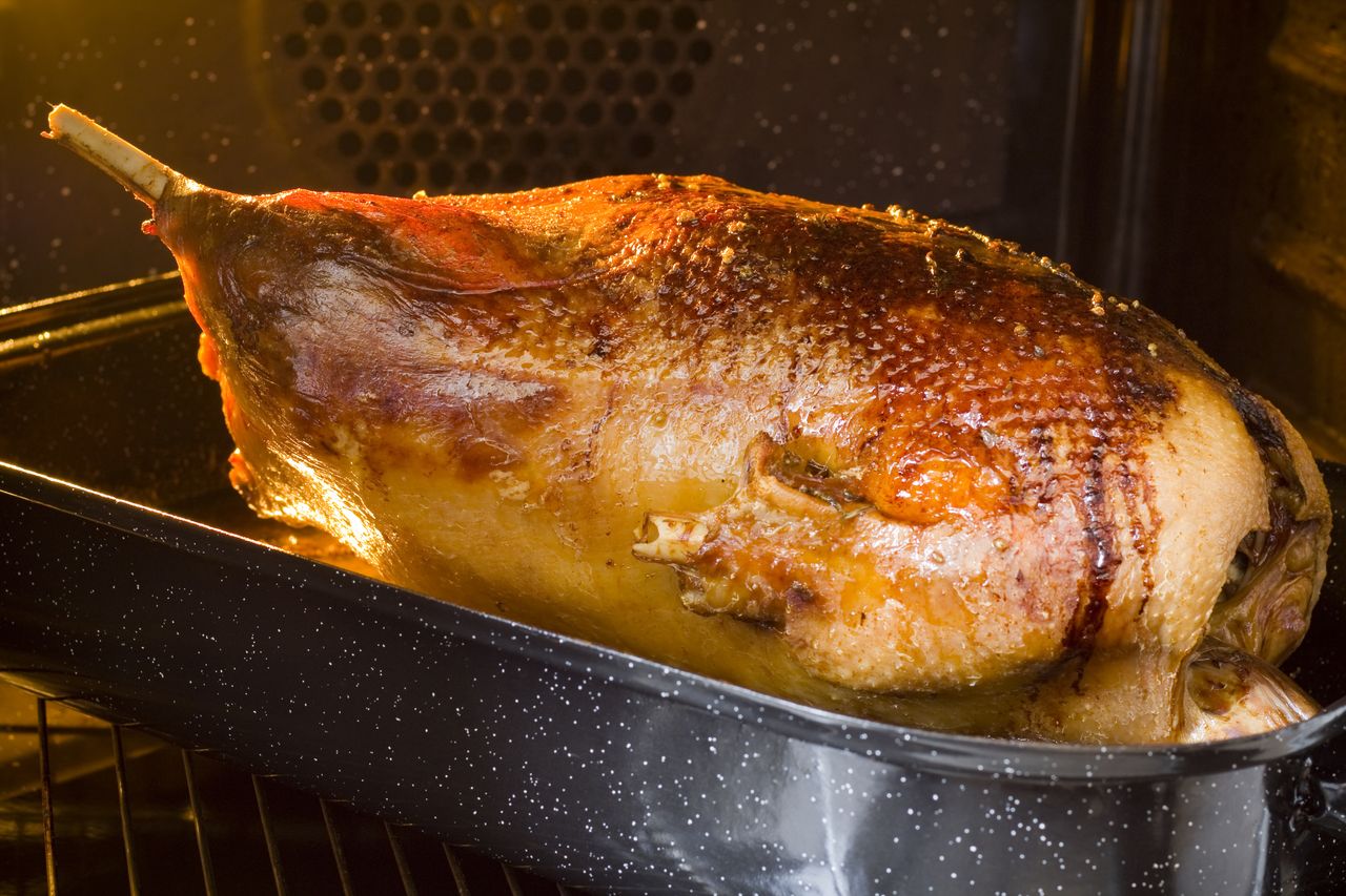 Jak zrobić gęś faszerowaną? Z tego przepisu zachwyca smakiem