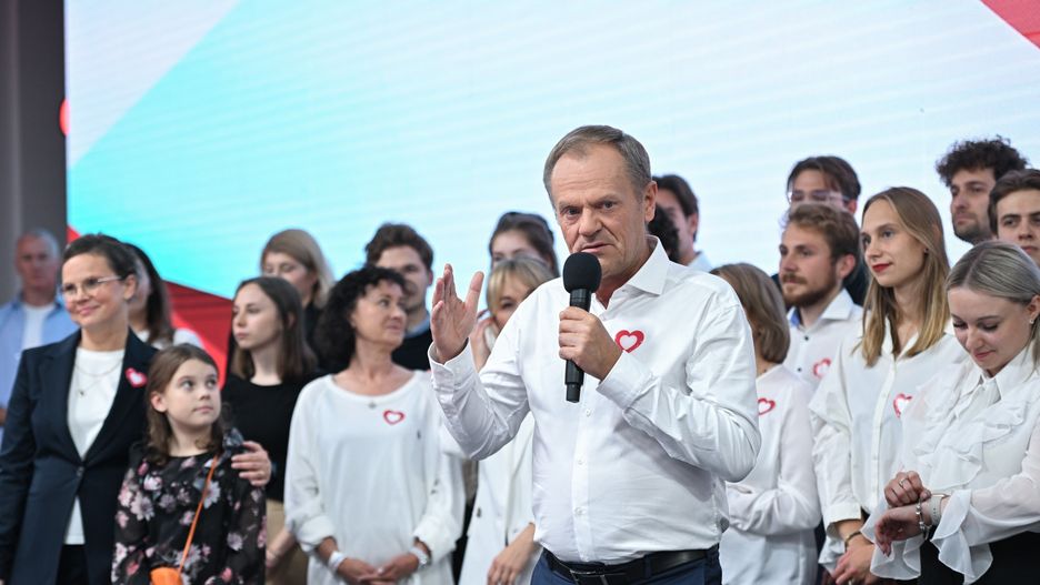 Warszawa, 15.10.2023. Wybory parlamentarne 2023. Przewodniczący Platformy Obywatelskiej Donald Tusk przemawia w sztabie wyborczym KO w Muzeum Etnograficznym w Warszawie, 15 bm. Zakończyły się wybory parlamentarne. PiS wygrało niedzielne wybory do Sejmu z wynikiem 36,8 proc. (aldg) PAP/Radek Pietruszka