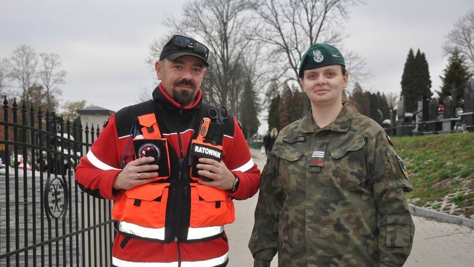 Koneccy ratownicy, między innymi Beata Stępień i Paweł Milcarek, proszą o wsparcie zbiórki na zakup specjalistycznego pojazdu