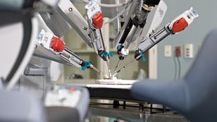 Lekarz z Rzeszowa zrobił 200 operacji robotem. Został wyróżniony