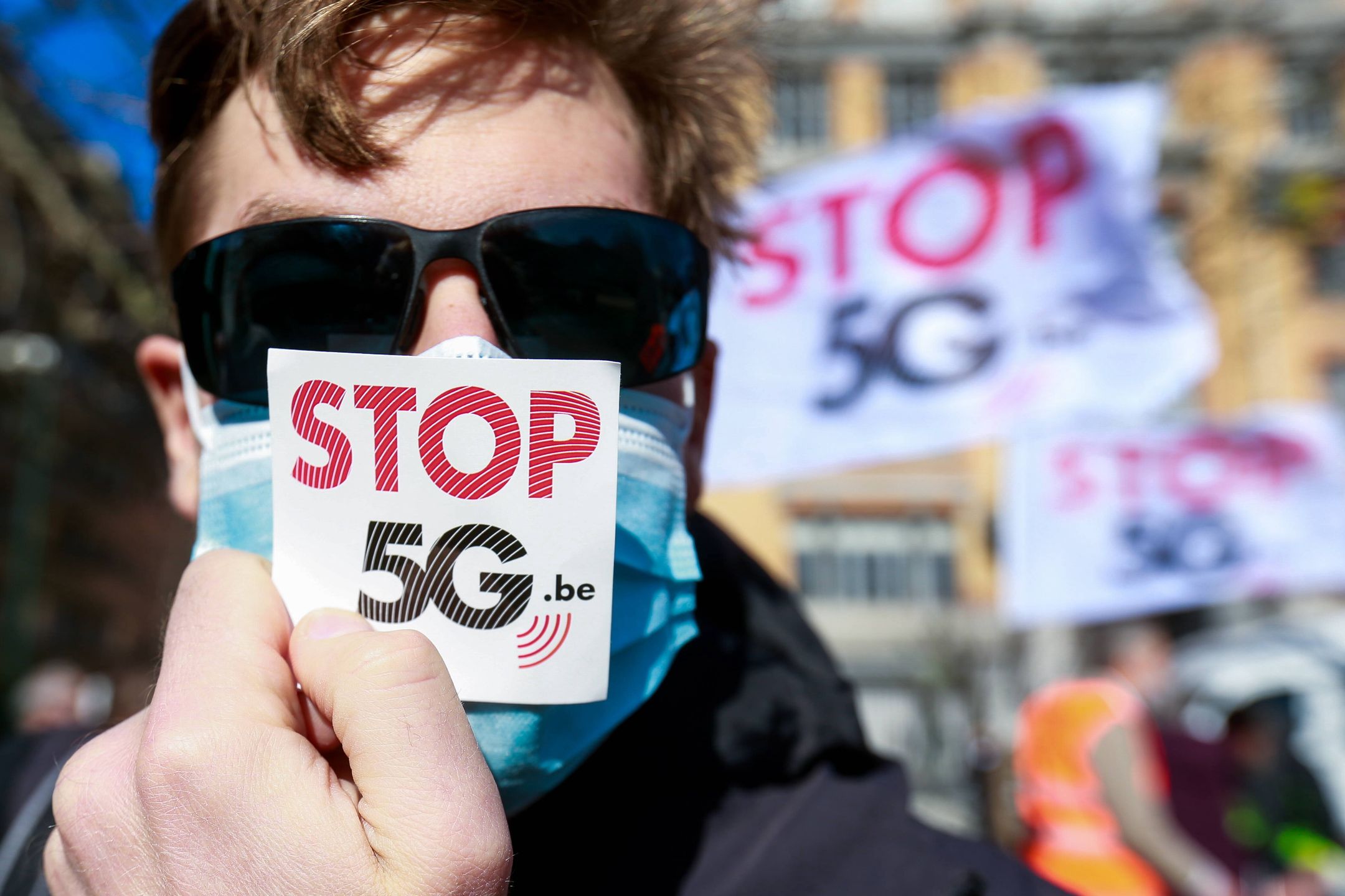 5G niepokoi nie tylko Polaków. Na zdjęciu demonstrujący w Brukseli przeciwko tej technologii 