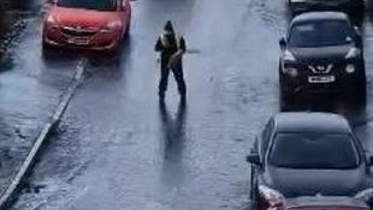 Kamera nagrała kuriera