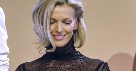Włożyła czarną mini. Eleganckie klapki były "wisienką na torcie"