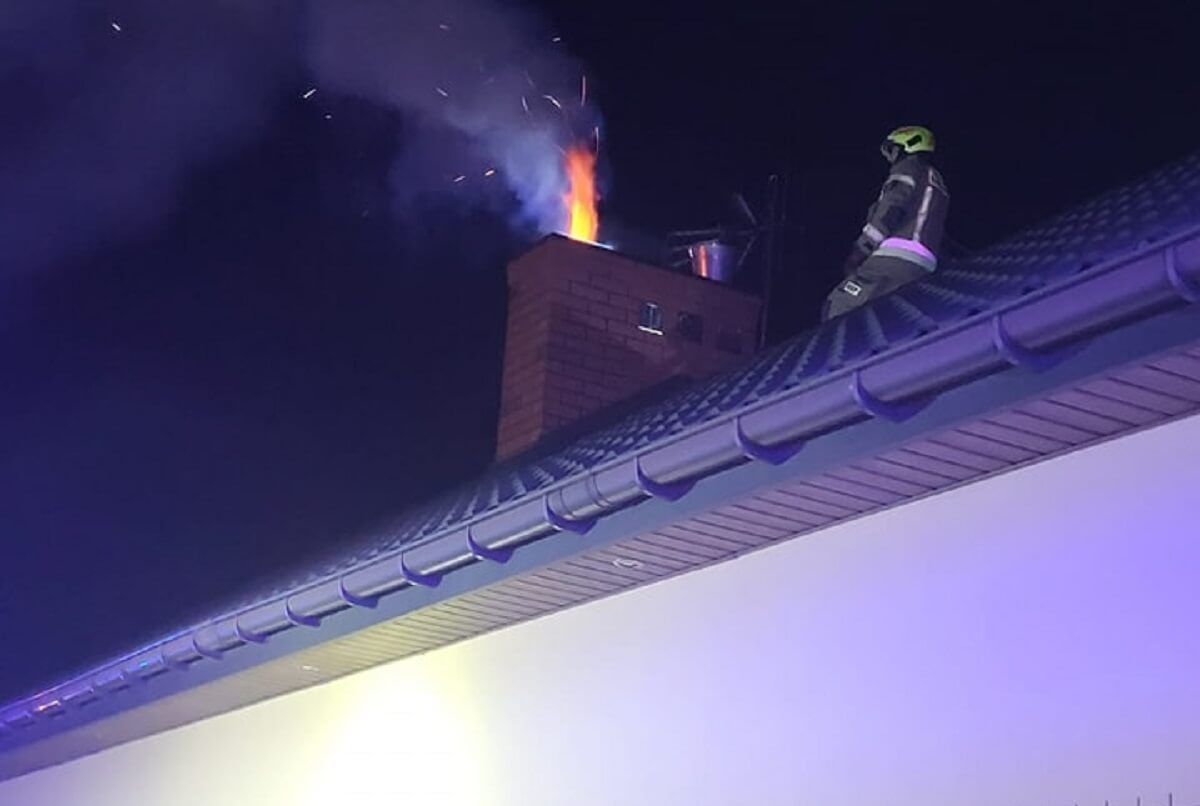 Słup ognia wydostający się z komina
