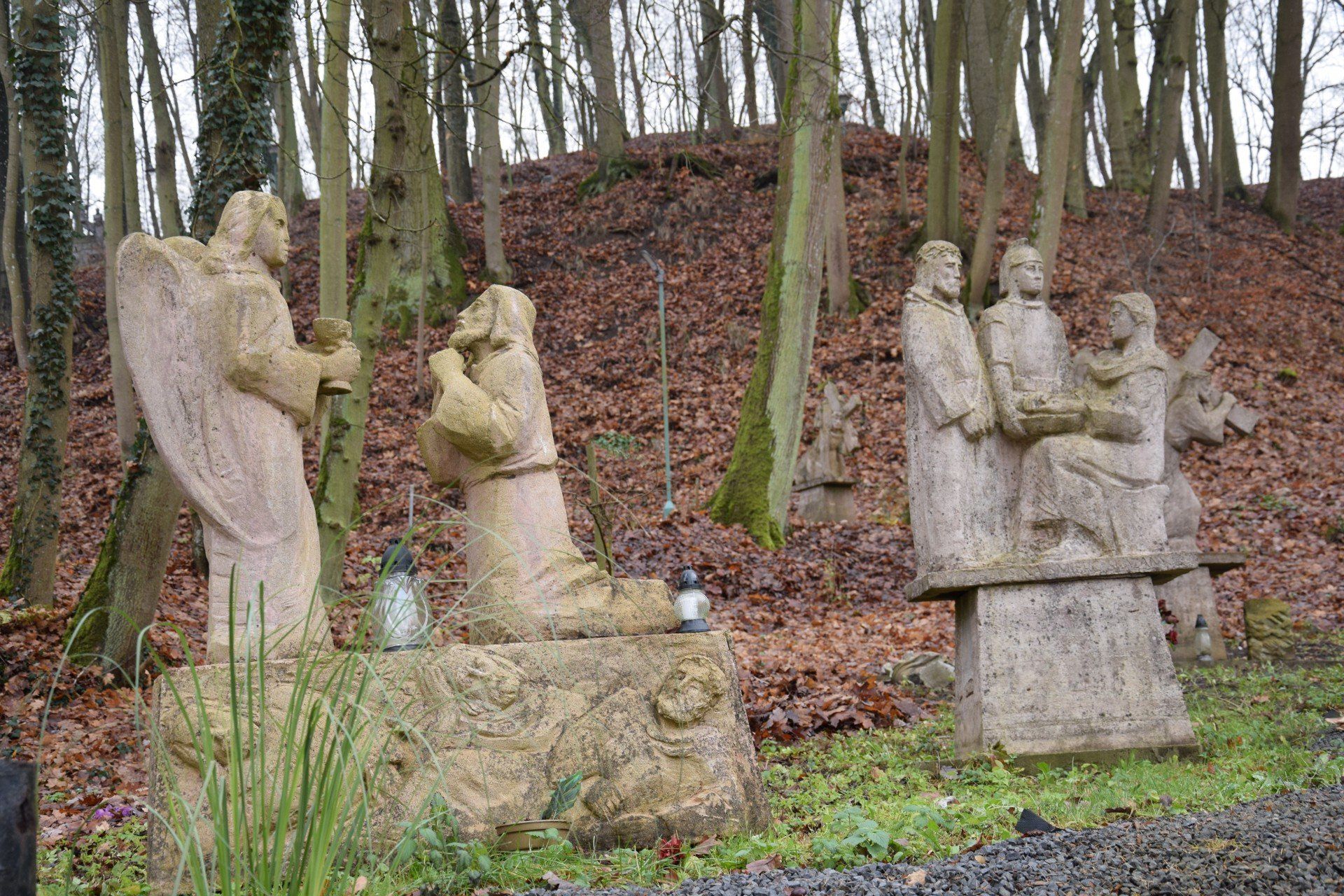 Proboszcz ks. Bogdan Spychaj zaprasza już w sobotę 6 grudnia na odpust z okazji ogłoszenia parafii pw. św. Mikołaja w Ujściu tytułem Sanktuarium Najdroższej Krwi Pana Jezusa. W galerii znajdziecie zdjęcia Ujskiej Kalwarii