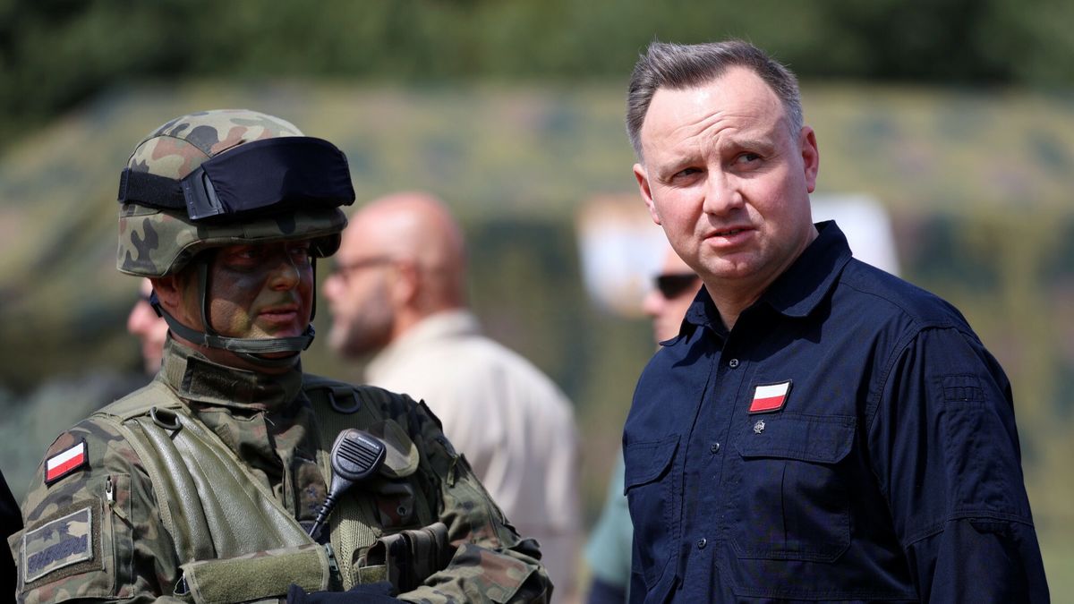 ?wiczenia Defender Europe 22
Fot. Piotr Molecki/East News, Nowogrod (woj. podlaskie), 19.05.2022. Cwiczenia wojskowe Defender Europe 22. Wojska z Polski, USA, Francji i Szwecji forsuja rzeke Narew.
N/z: prezydent Andrzej Duda
Piotr Molecki