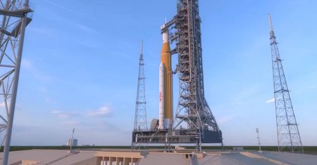 NASA przełoży testy rakiety Space Launch System? Powodem huragany i problemy techniczne