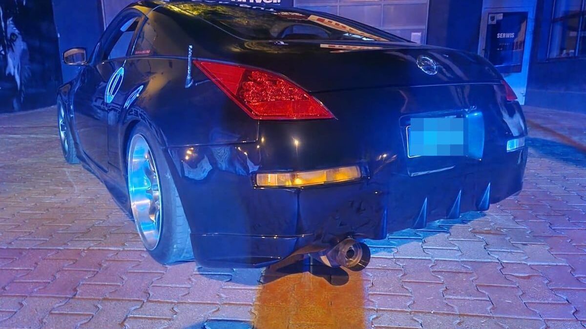 Policjanci zatrzymali nissana do kontroli