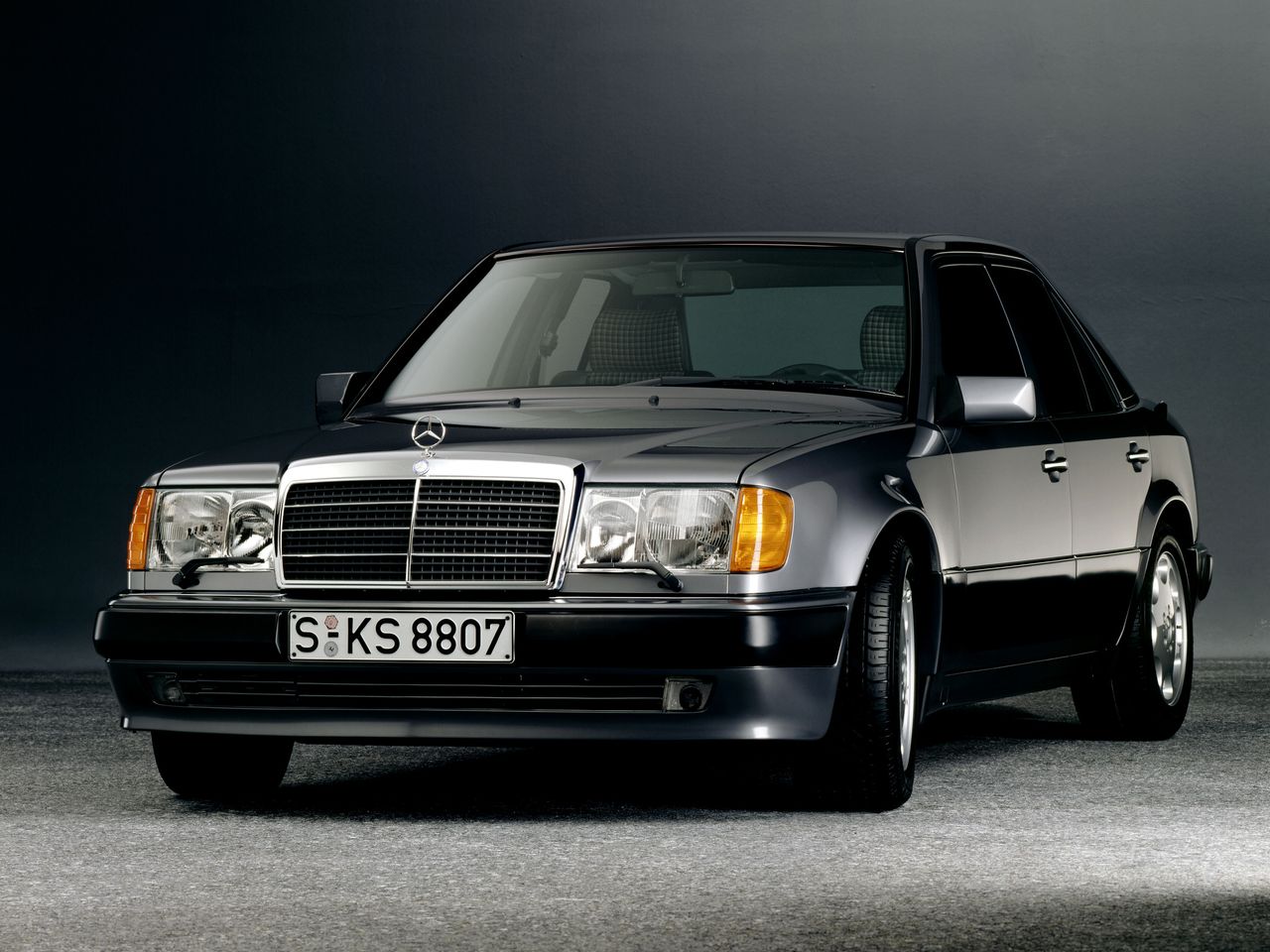 Tak zadebiutował w 1990 roku Mercedes 500 E