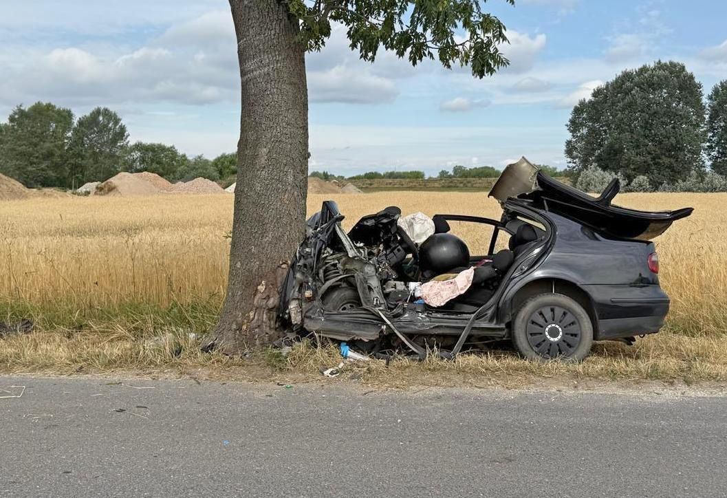 Poważny wypadek koło Chełmna. Nieprzytomna kobieta uwięziona w aucie
