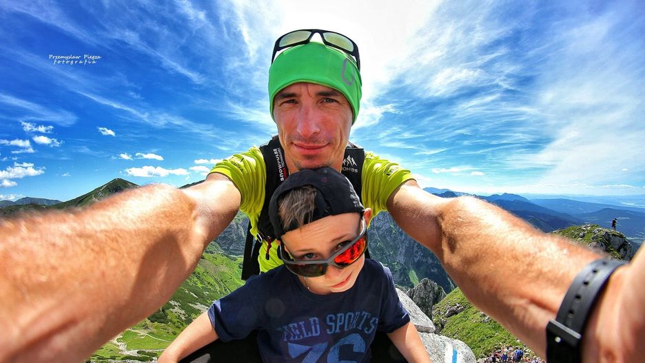 Przemkowi w górskich wędrówkach towarzyszy jego syn, Alexander