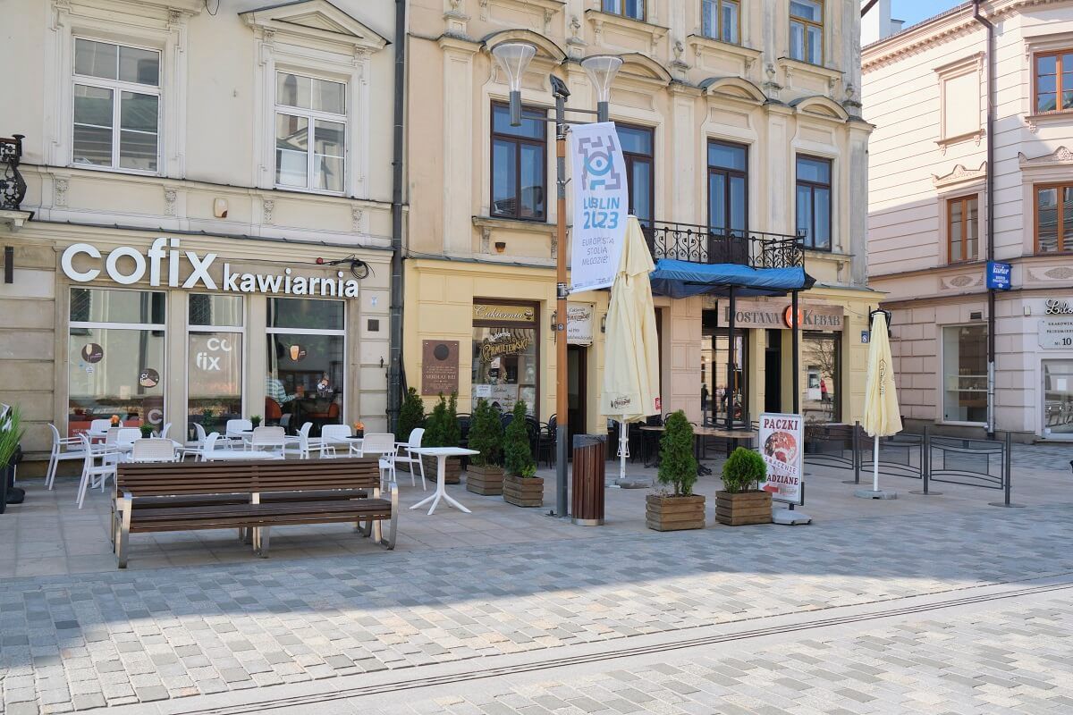 Ogródki gastronomiczne kawiarni Cofix i cukierni Chmielewski na deptaku