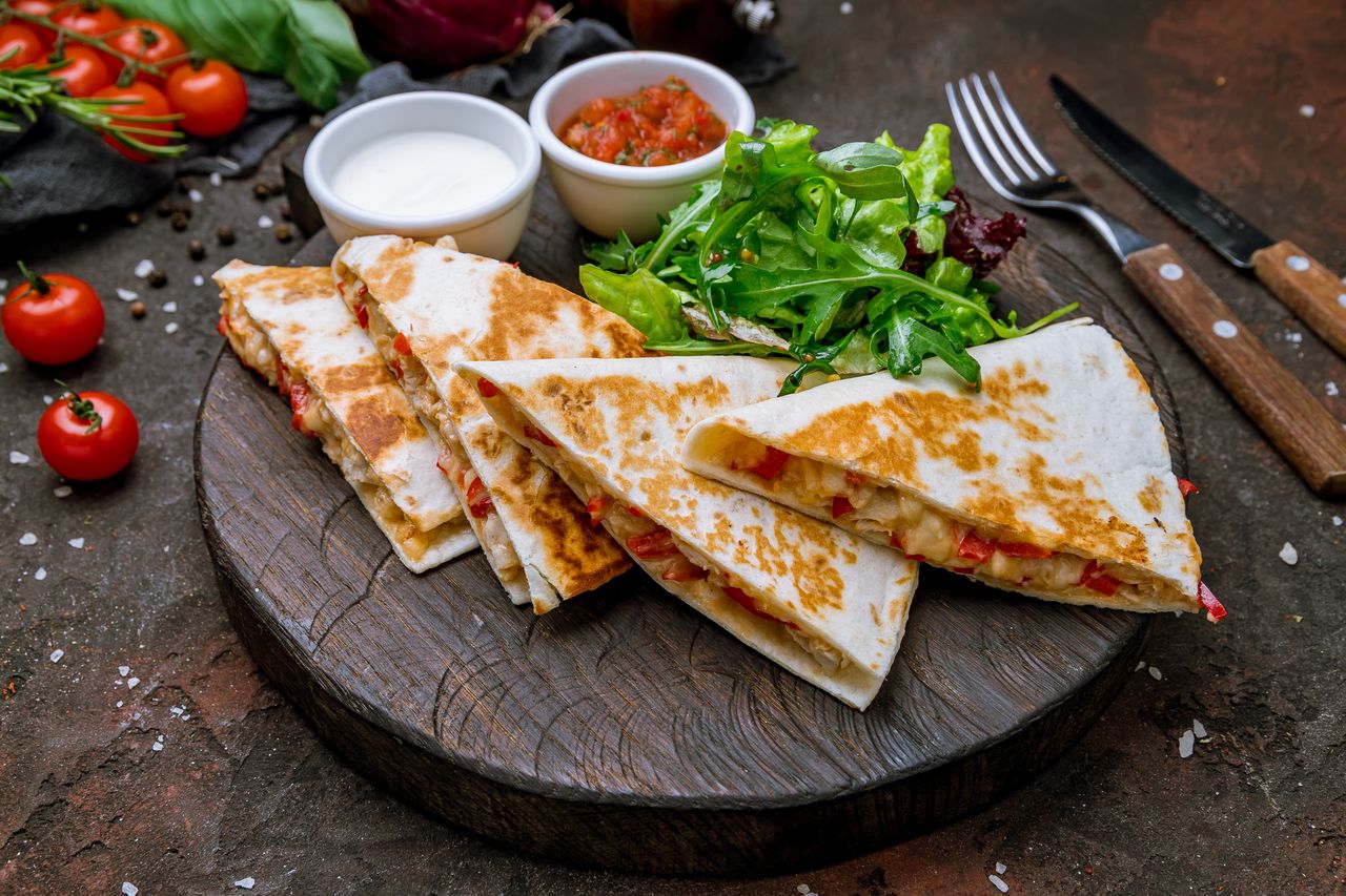 Quesadilla z kurczakiem i serem – domowy klasyk kuchni meksykańskiej