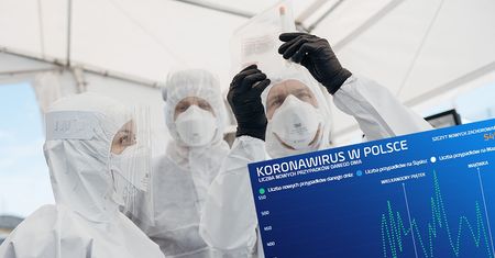 100 tys. tragedii, czyli "hekatomba koronawirusowa". Jak Polska (nie) radzi sobie z pandemią