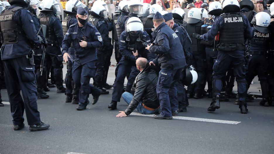 Protesty w Polsce. Szarpanina z policją na manifestacji w Łodzi. Będą zarzuty