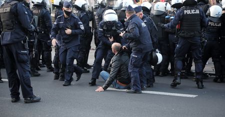 Protesty w Polsce. Szarpanina z policją na manifestacji w Łodzi. Będą zarzuty