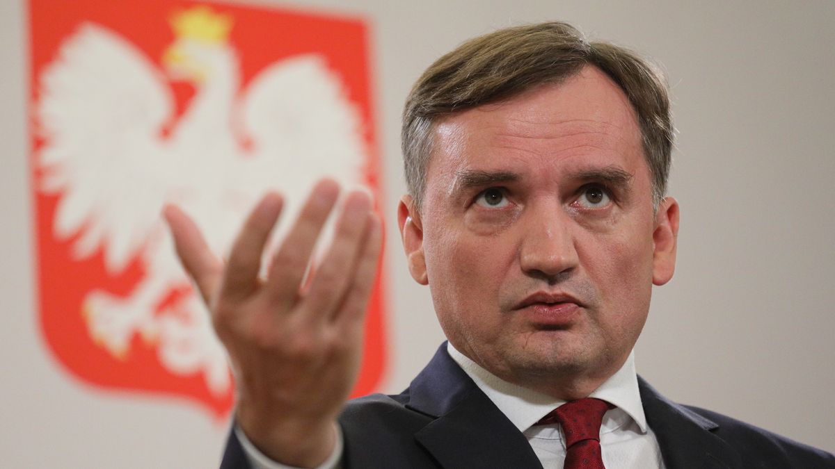 Warszawa, 26.07.2022. Minister sprawiedliwości, prokurator generalny Zbigniew Ziobro podczas konferencji prasowej "Kolejne oszustwo Komisji Europejskiej?" w Ministerstwie Sprawiedliwości w Warszawie, 26 bm. (sko) PAP/Paweł Supernak