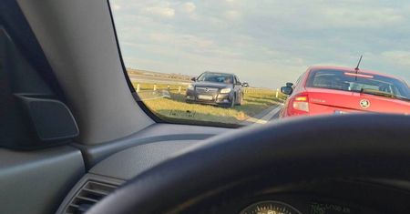 Kierowcy jadący S17 od strony Warszawy stoją w ogromnym korku. Nie wszystkim jednak chce się czekać