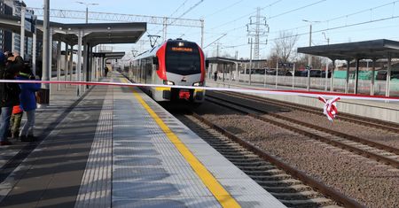 Na Dworzec Główny w Warszawie wjechał pociąg. Pierwszy po 24 latach