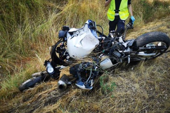 Motocykl uderzył w znak drogowy. Dwie osoby nie żyją