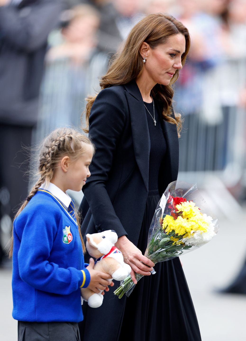 Kate Middleton składa królowej hołd w towarzystwie ośmioletniej dziewczynki