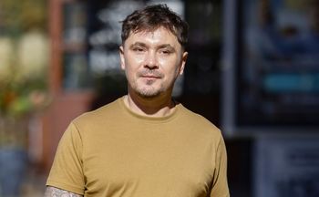 Nie pracuje. Otwarcie przyznał, na czyim jest utrzymaniu