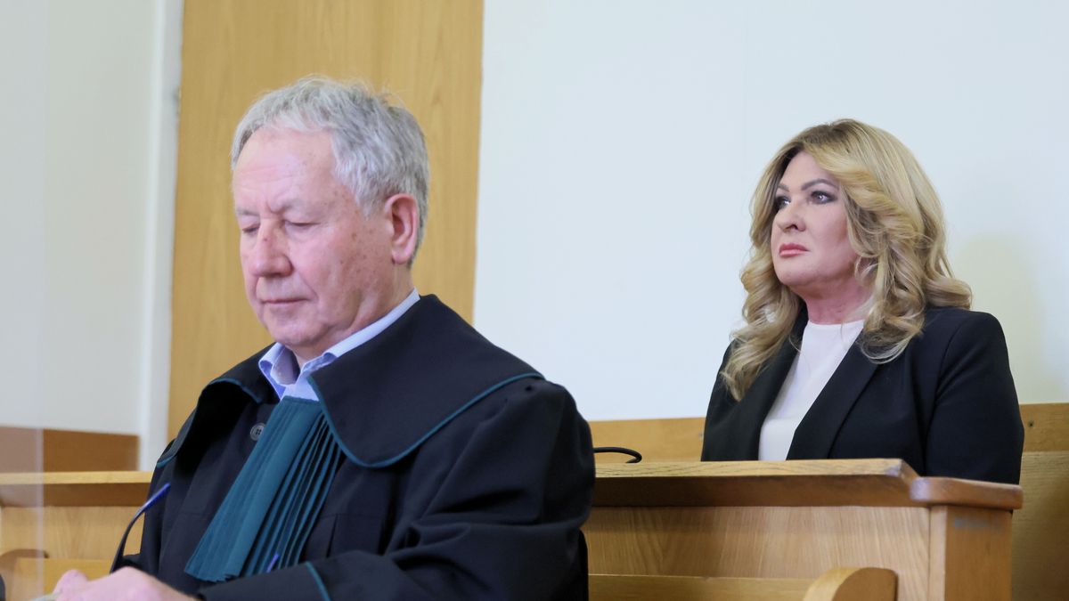 Warszawa, 04.05.2022. Beata Kozidrak (P) na sali rozpraw Sądu Rejonowego Warszawa-Mokotów, 4 bm. Rozpoczął się proces wokalistki, oskarżonej o spowodowanie kolizji pod wpływem alkoholu. (jm) PAP/Leszek Szymański*** UWAGA!!! JEST ZGODA NA PUBLIKACJĘ DANYCH OSOBOWYCH OSKARŻONEJ! ***