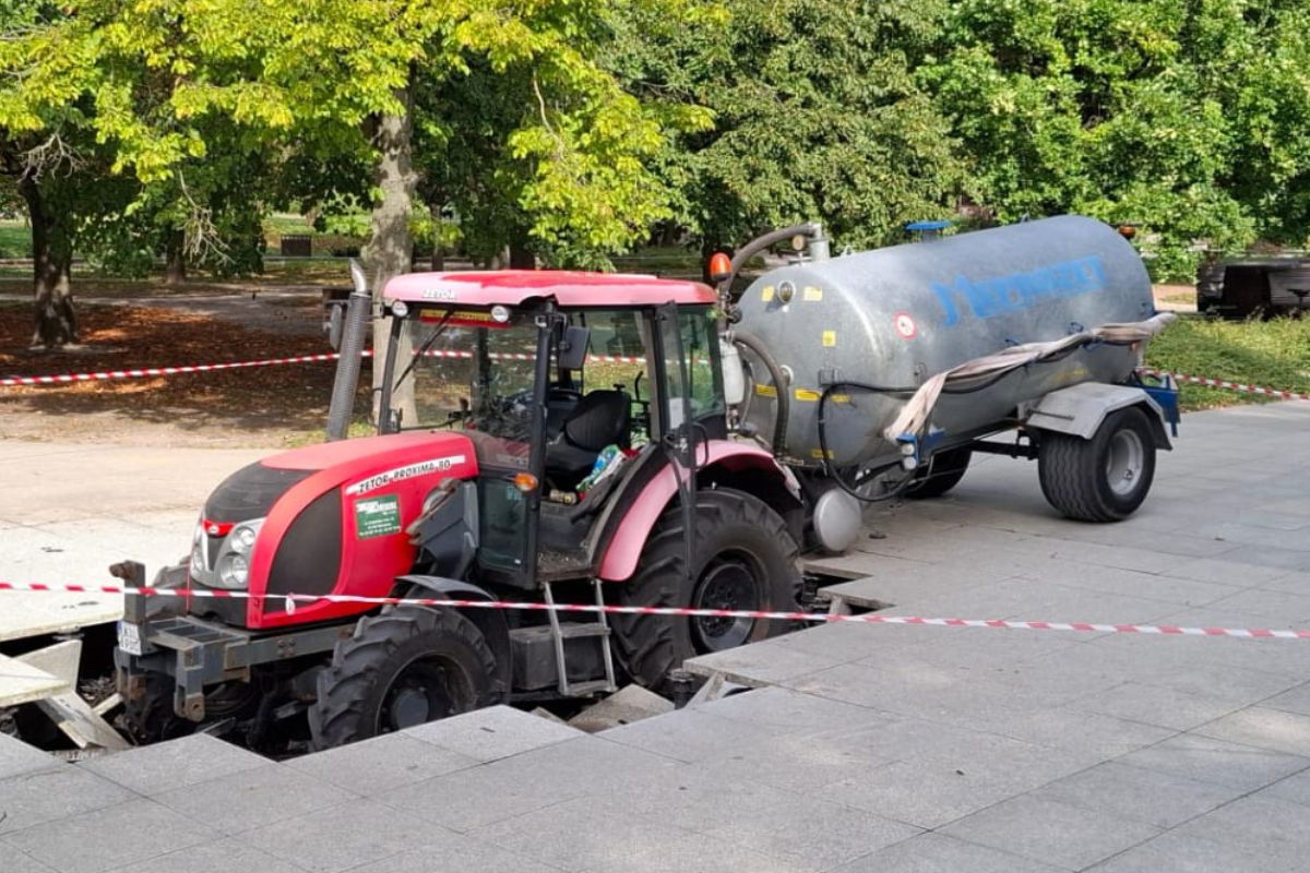 Wjechał ciągnikiem do fontanny. Potrzebny był dźwig