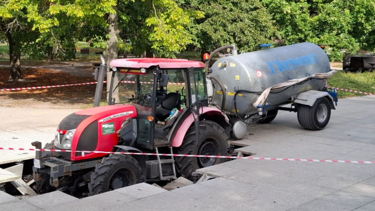 Ciągnik zapadł się w fontannie w warszawskim parku