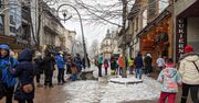 Tłumy w Zakopanem. Do restauracji na Krupówkach ustawiają się długie kolejki