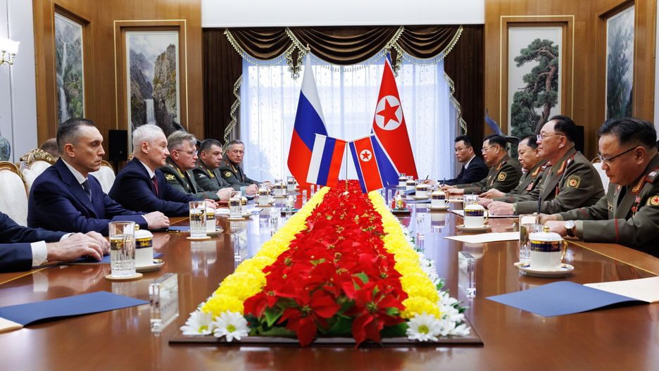 A handout photo made available by the Russian Defence Ministry Press-Service shows North Korean Defense Minister No Kwang Chol (2-R) and Russian Defense Minister Andrei Belousov (2-L) during their meeting in Pyongyang, North Korea, 29 November 2024. EPA/RUSSIAN FOREIGN MINISTRY PRESS SERVICE / HANDOUT -- MANDATORY CREDIT -- HANDOUT EDITORIAL USE ONLY/NO SALES Dostawca: PAP/EPA.
