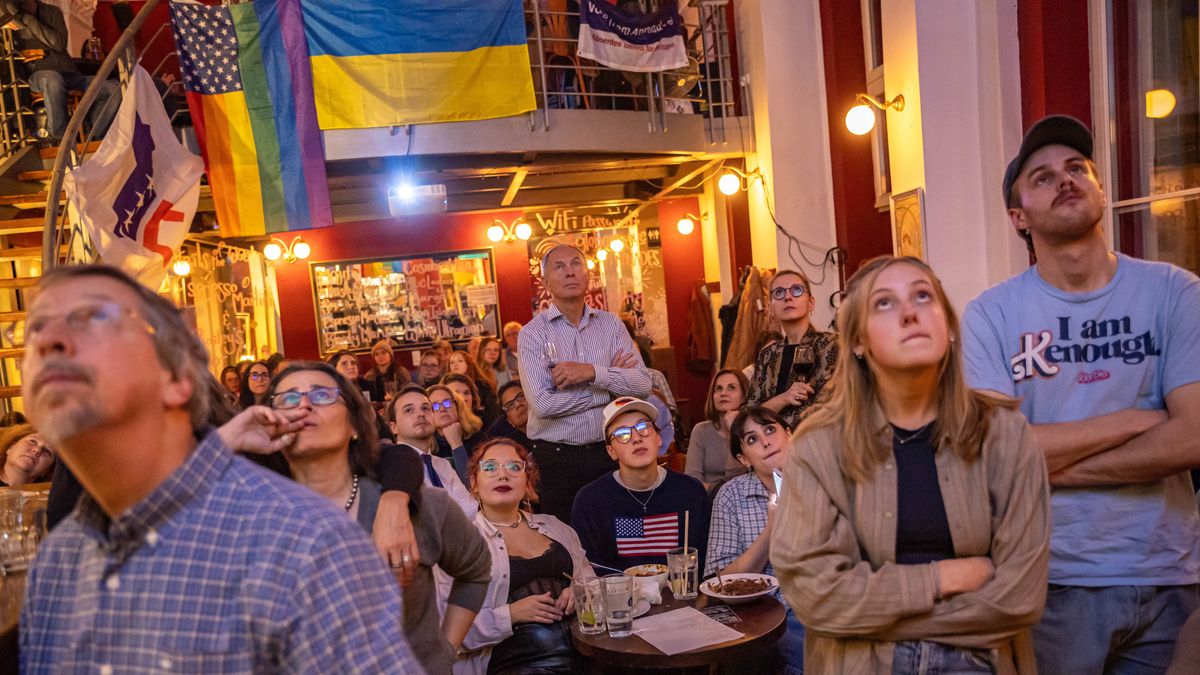 epaselect epa11704275 Participants gather to watch elections results during the US election night with Democrats abroad in Prague, Czech Republic, 06 November 2024. Voters across the US cast ballots 05 November for President of the United States in a tightly contested race between Republican presidential candidate Donald J. Trump and Democratic presidential candidate US Vice President Kamala Harris, as well as for candidates in Senate and Congressional races. EPA/MARTIN DIVISEK Dostawca: PAP/EPA.