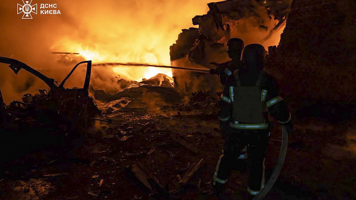A handout photo made available by the State Emergency Service of Ukraine shows rescuers working at the site of a drone-hit private building in Kyiv, Ukraine, 10 April 2025, amid the ongoing Russian invasion. At least two people were injured after overnight Russian shelling in Kyiv's area, according to the State Emergency Service report. Russian troops entered Ukrainian territory on 24 February 2022, starting a conflict that has provoked destruction and a humanitarian crisis. EPA/STATE EMERGENCY SERVICE OF UKRAINE HANDOUT EDITORIAL USE ONLY/NO SALES Dostawca: PAP/EPA.