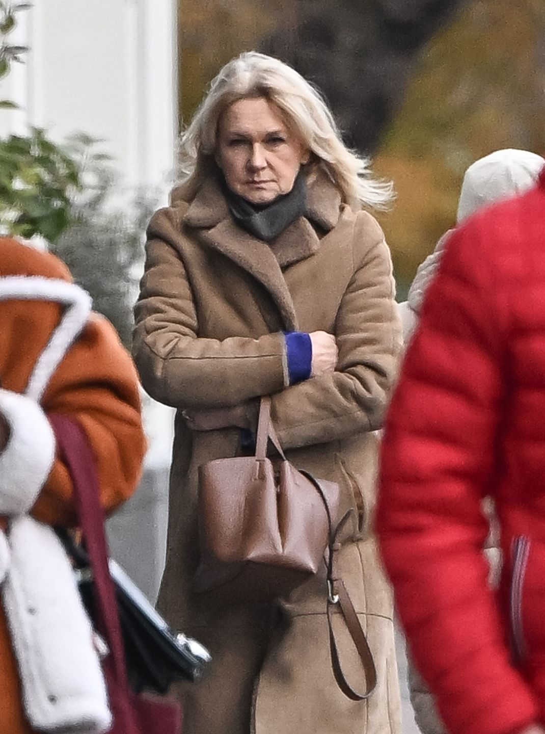 Naturalna Grażyna Torbicka załatwia sprawunki na mieście