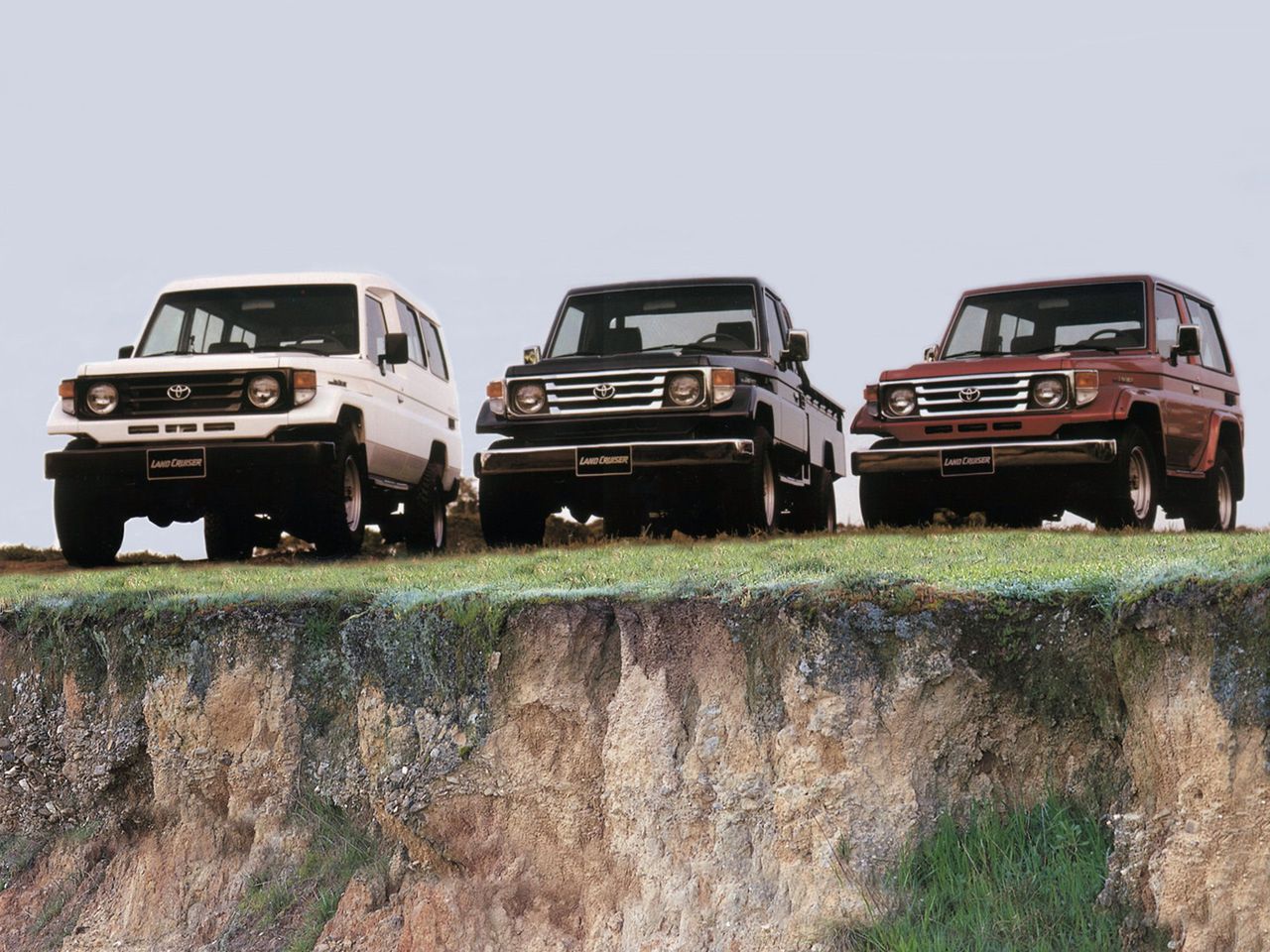 Trzeba zacząć od tego, że nie Toyota Land Cruiser J5 jest następcą J4, ale seria J7. Tak naprawdę J5 to już oddzielna linia modelowa znana jako Station Wagon, a z dzisiejszego punktu widzenia J5 i J6 to prekursorzy dzisiejszej serii 200. Do takiego podziału doszło już w roku 1967, kiedy seria J4 była dopiero na początku swojej kariery. Natomiast w 1984 roku pojawił się prawdziwy następca serii J4, czyli J7, choć produkcja J4 trwała do 1986 roku. Problem w tym, że to nie koniec komplikacji. J7 podzielono na dwie odrębne serie, którą nazwano umownie Light Duty i Heavy Duty, czyli lekką i ciężką. Było to konieczne, ponieważ rynek musiał być nasycony Land Crusierami. Model J7 służył do tego, by wypełnić rynek terenówek wszystkim co jest potrzebne. Dla jednych J4 było zbyt toporne, dla innych zbyt delikatne. Stąd podział na dwie rodziny - lekką i ciężką - by nie tworzyć rozwiązań kompromisowych. Swoją drogą w tym samym czasie podobny ruch wykonał Nissan z Patrolem GR i 160, ale wygląda to nieco inaczej.