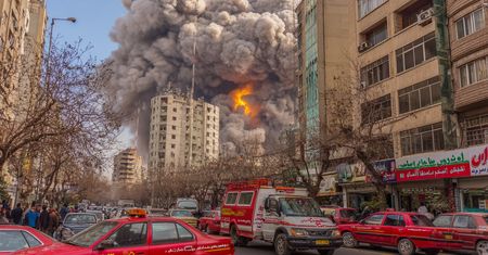 USA i Izrael uderzają w Iran – Teheran odpala rakiety na bazy w Zatoce, świat na krawędzi eskalacji