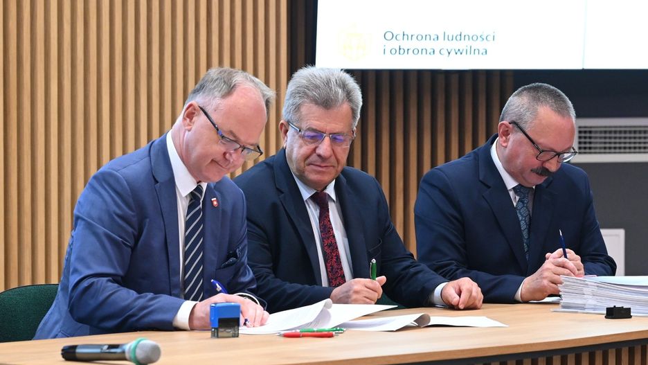 Wśród gmin, które podpisały umowy w czwartek, 25 września największą dotację otrzymała gmina Busko Zdrój - prawie 2 miliony złotych. Dokumenty podpisali burmistrz Jerzy Szydłowski, wojewoda Józef Bryk i Robert Sabat, dyrektor Wydziału Bezpieczeństwa i Zarządzania Kryzysowego w Świętokrzyskim Urzędzie Wojewódzkim. Na kolejnych zdjęciach zobacz umowy podpisywane przez kolejne gminy 