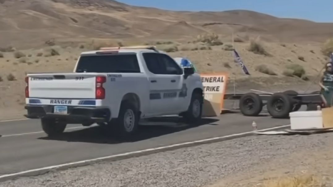 Radiowóz wjechał wprost na przyczepę blokującą drogę