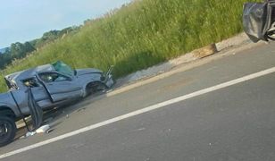 Śląskie. Koszmarny wypadek. Pickup koziołkował na S1