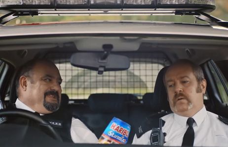 Policjanci mówią dziecięcymi głosami w reklamie Haribo
