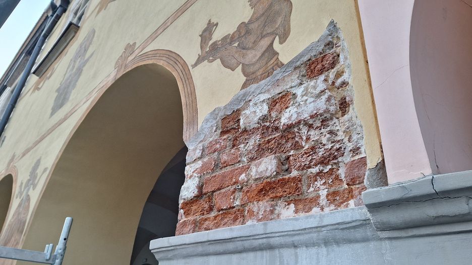 W ramach prac uzupełnione zostaną ubytki w tynku na ścianach kamienic Rynek 20 i 21 w Tarnowie a także uszkodzone zdobienia i malatury