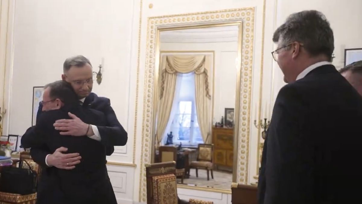 Andrzej Duda wita Mariusza Kamińskiego i Macieja Wąsika w Pałacu Prezydenckim