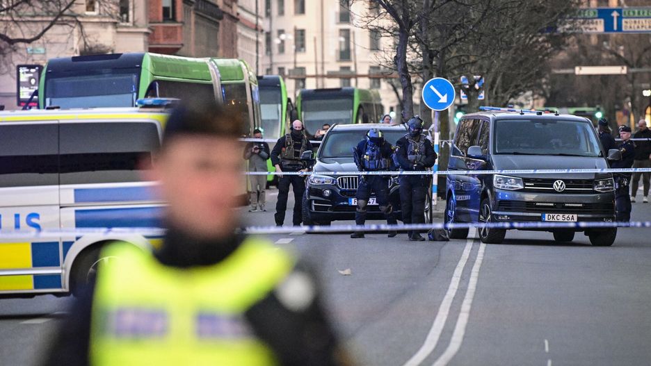 Atak w szkole w MalmoPolice officers attend the scene at a school in Malmo, Sweden on Monday, March 21, 2022. Swedish police said Monday at least two people were injured and one person has been arrested in Malmo, after an incident at a high school. Police said the situation was under control, adding they had responded to ???a suspected serious crime.??? (Johan Nilsson/TT via AP)TT News Agency