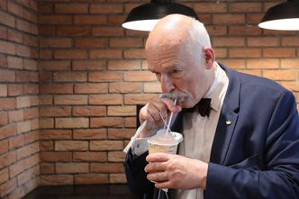 Janusz Korwin-Mikke pobiera dwie emerytury. Z dwóch krytykowanych przez niego źródeł